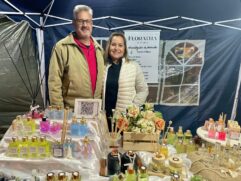 Artesãos durante a Feira de Artesanato e Gastronomia.