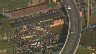 Passageiros se acumularam na região das estações