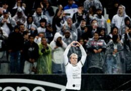 Corinthians supera o Atlético GO no fim