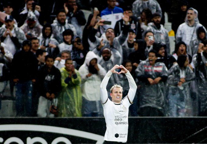 Corinthians supera o Atlético GO no fim