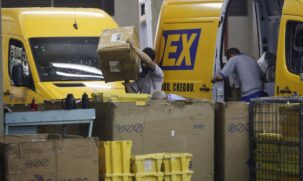 Ás vésperas da Black Friday, nesta sexta-feira (24), os trabalhadores dos Correios do Rio de Janeiro, São Paulo, Maranhão e Bauru, em São Paulo, desistiram de entrar em greve por tempo indeterminado