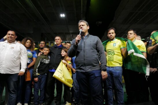 Tarcísio de Freitas durante ato de campanha em Santos