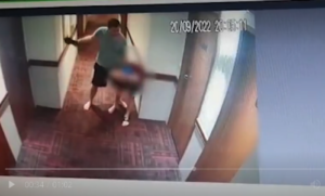 O estudante estava hospedado no hotel porque participava de uma excursão