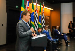 O Secretário Estadual da Educação Hubert Alquéres entregou 39 ônibus escolares para municípios do interior de São Paulo