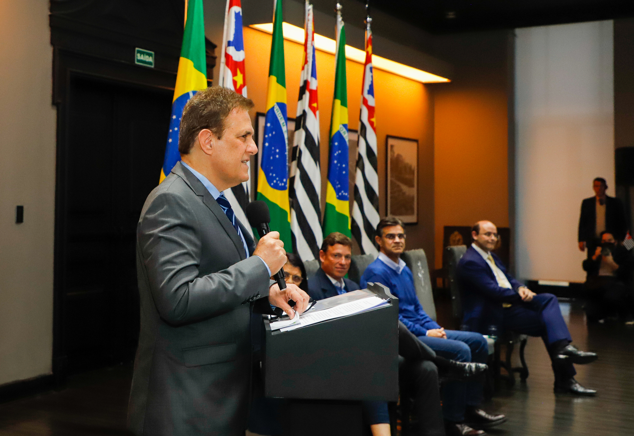 O Secretário Estadual da Educação Hubert Alquéres entregou 39 ônibus escolares para municípios do interior de São Paulo