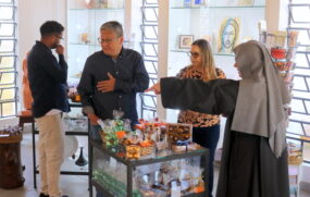 Prefeito de Itapecerica da Serra Francisco Nakano visita o Mosteiro Nossa Senhora da Paz