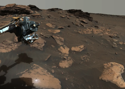 Rover Perseverance trabalha em torno de um afloramento rochoso em Marte