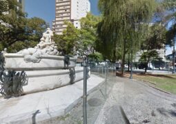 A praça Júlio Mesquita conta a fonte Monumental, que teve que ser desligada após furtos.