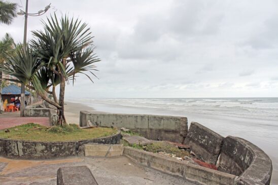 Diversos trechos do calçadão e das muretas na orla da praia destruídos pela ressaca do mar, na avenida Mário Covas Júnior, no ano de 2020, ainda aguardam por obras de recuperação, localizados entre os bairros Vera Cruz e Balneário Itaóca, em Mongaguá