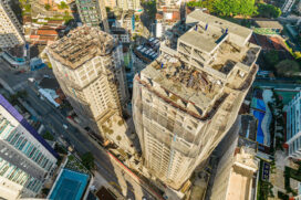Prédio em construção fica localizado na Avenida General Rondon, em Guarujá, próximo à Praia das Astúrias