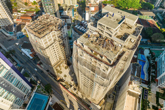 Prédio em construção fica localizado na Avenida General Rondon, em Guarujá, próximo à Praia das Astúrias