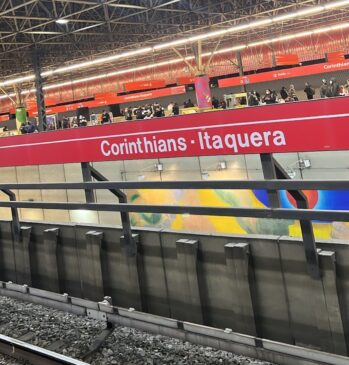 Zagueiro Robert Renan, de apenas 18 anos, foi reconhecido por corintianos no Metrô
