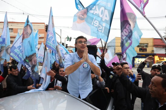 Rodrigo Garcia, do PSDB, durante campanha na zona leste de São Paulo