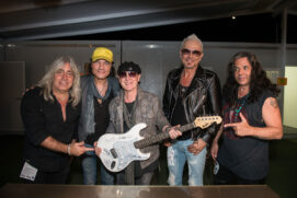 No top 3 dos itens leiloados está uma guitarra autografada pelo Scorpions, vendida por R$ 23 mil, em 2019