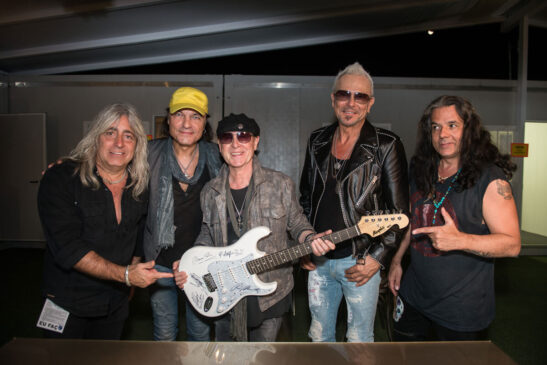 No top 3 dos itens leiloados está uma guitarra autografada pelo Scorpions, vendida por R$ 23 mil, em 2019