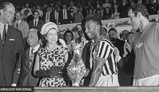 Rainha Elizabeth ao conhecer o jogador Pelé durante visita ao Brasil em 1968