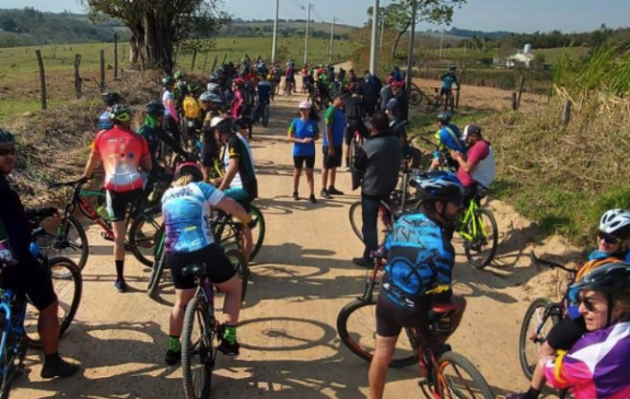Para participar cada ciclista teve que levar 1 quilo de alimento não perecível
