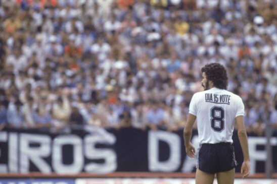 Sócrates com a camisa criada pela Democracia Corintiana