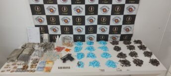 Uma operação policial realizada no morro do São Bento, em Santos, no último sábado (17), resultou na prisão de um homem, uma mulher, e na apreensão de arma e várias substâncias ilícitas comercializadas pelo tráfico de drogas