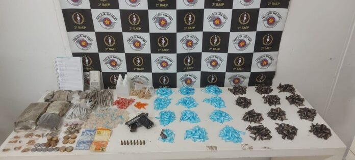 Uma operação policial realizada no morro do São Bento, em Santos, no último sábado (17), resultou na prisão de um homem, uma mulher, e na apreensão de arma e várias substâncias ilícitas comercializadas pelo tráfico de drogas