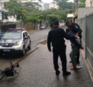 GCM de Guarujá detém homem em flagrante por roubo