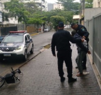 GCM de Guarujá detém homem em flagrante por roubo