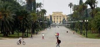Vista de frente para o Museu do Ipiranga, em SP, reaberto ao público após 9 anos