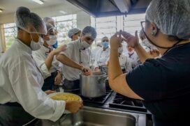 Estudantes da EMEBS prepararam macarrão com molho de tomate caseiro e almondegas na oficina de gastronomia em Libras da Secretaria de Desenvolvimento Econômico, Trabalho e Renda