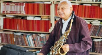 Maestro Sarrafo toca a música