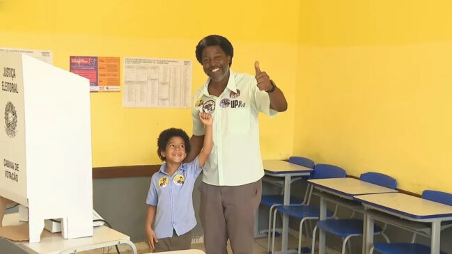 Léo Péricles, candidato à Presidência da República pelo partido Unidade Popular (UP), registrou seu voto em escola estadual de BH
