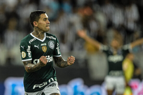 Palmeiras vence e se isola na liderança