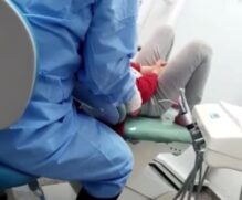 A mãe conta que entrou na sala de atendimento com a filha e ficou sentada em uma cadeira atrás da dentista