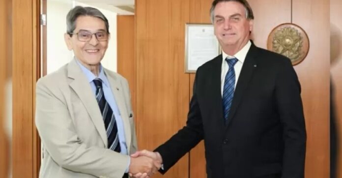 Bolsonaro disse que sequer tinha uma foto com Roberto Jefferson, mas tem e são aliados