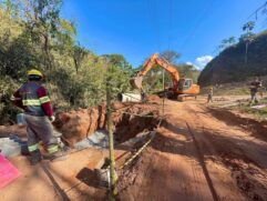 Obras de preparo para pavimentação da estrada do Rio do Peixe, em Igaratá