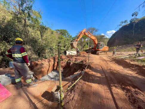 Obras de preparo para pavimentação da estrada do Rio do Peixe, em Igaratá