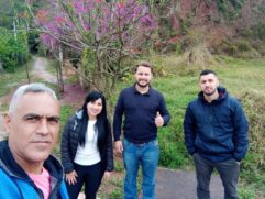 O Secretário de Meio Ambiente, Jonathan Moraes, acompanhado do representante da Funasa, Sidnei Teles, do Diretor de Vigilância Sanitária, Stevan Luis e a Assessora Técnica do Meio Ambiente, Jéssica Chesere