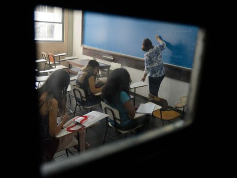 Os erros conceituais encontrados no material foram revelados pelo UOL nesta quinta-feira (31)anteve apenas a adesão para os livros literários