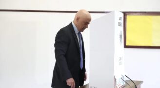 O presidente do Tribunal Superior Eleitoral (TSE), o ministro Alexandre de Moraes, votou por volta de 9h deste domingo (2) em um colégio eleitoral na Zona Sul da capital paulista