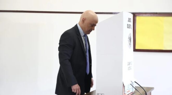 O presidente do Tribunal Superior Eleitoral (TSE), o ministro Alexandre de Moraes, votou por volta de 9h deste domingo (2) em um colégio eleitoral na Zona Sul da capital paulista