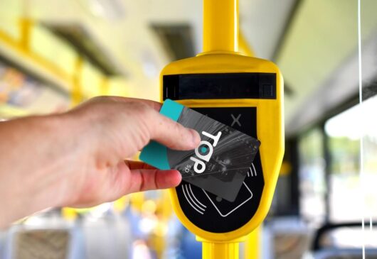 A liberação do benefício ocorrerá por meio de cartões, como Bilhete Único e TOP, usados na Região Metropolitana de São Paulo