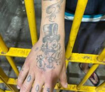 Segundo a Secretaria de Segurança Pública do Estado, três vítimas reconheceram o suspeito, especialmente pelas tatuagens