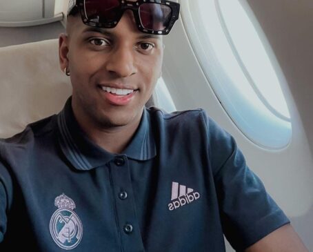 Alguns dos membros do Real Madrid ficaram para acompanhar o jogador, que foi liberado apenas às 00h50 da manhã do horário local