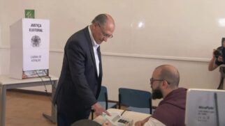 Acompanhado da esposa, Luciana Alckmin, o ex-governador de São Paulo, Geraldo Alckmin (PSB), foi ao colégio Santo Américo, na região do Morumbi, em São Paulo, para votar