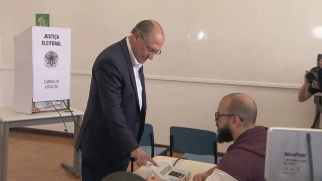 Acompanhado da esposa, Luciana Alckmin, o ex-governador de São Paulo, Geraldo Alckmin (PSB), foi ao colégio Santo Américo, na região do Morumbi, em São Paulo, para votar