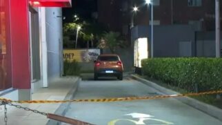Em imagens divulgadas pela TV Globo, um jovem de 24 anos é agredido pelo policial enquanto o outro, baleado, já está no chão