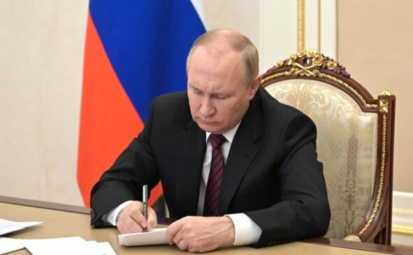 Putin pediu, assim como a Ucrânia fizera antes, uma investigação internacional sobre o incidente