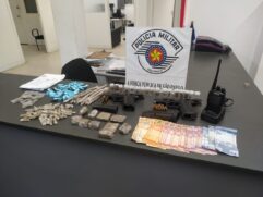 O homem portava um rádio comunicador na altura da cintura além de uma mochila e uma pistola calibre 380 do modelo Taurus