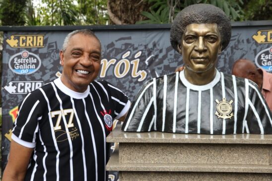 Basílio ao lado do busto em sua homenagem, na sede do Corinthians