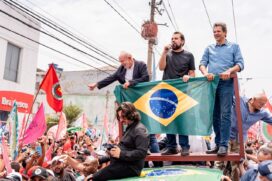 Lula, Boulos e Haddad durante ato de campanha na zona leste de São Paulo
