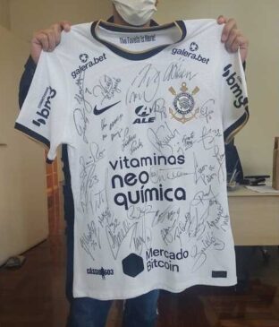 Camisa do Corinthians que foi doada para a Tucca e está em leilão